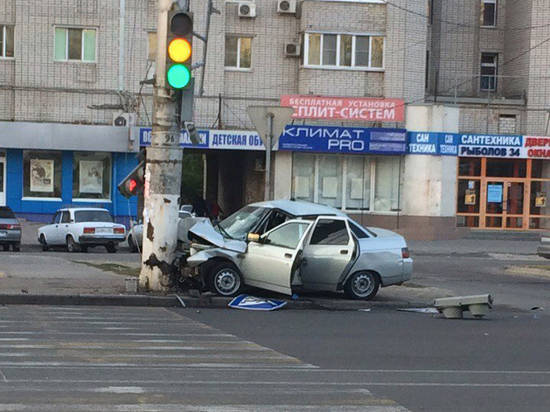 На севере Волгограда «десятка» снесла дорожный знак и врезалась в столб