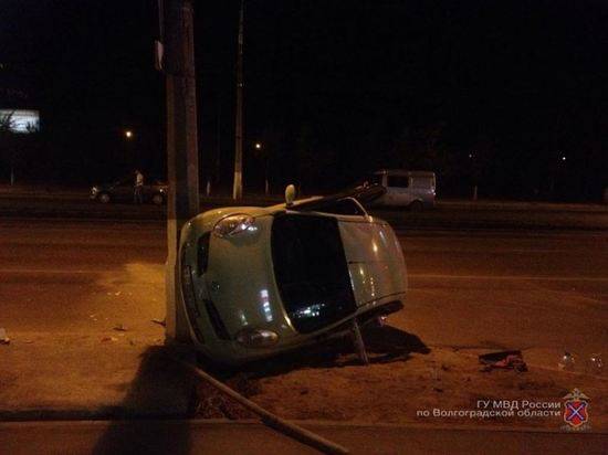 В Волгограде 23-летняя девушка на «Ниссане-Микро» влетела в световую опору
