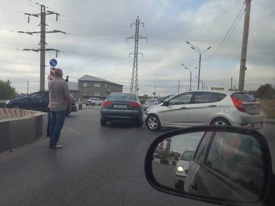 У тоннеля на Тулака волгоградские автомобилисты застряли в пробке из-за ДТП