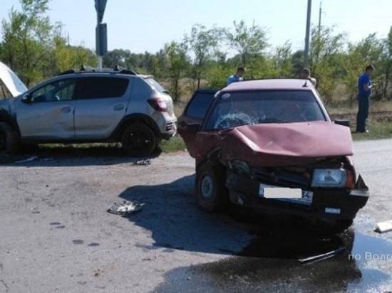 Под Волгоградом в ДТП пострадало трое взрослых и один ребенок