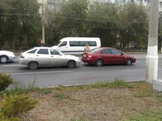 Проспект Ленина на севере Волгограда встал в пробке из-за ДТП