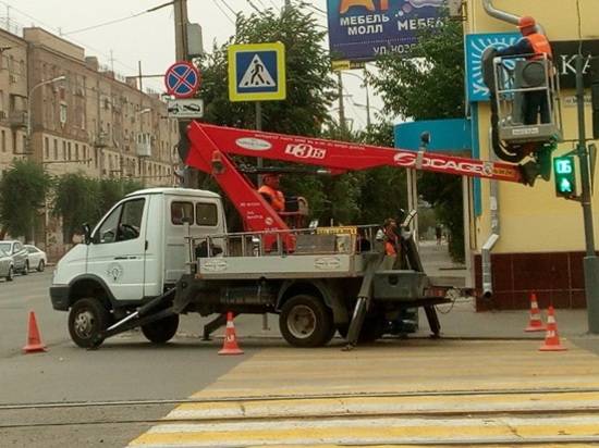 На магистралях Волгограда устанавливают новые дорожные знаки повышенной видимости