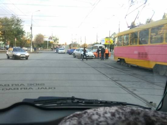 ДТП на юге Волгограда парализовало движение трамваев
