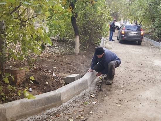 Во дворе дома по улице Мира, 24 в Центральном районе Волгограда приступили к асфальтированию проездов и пешеходных дорожек