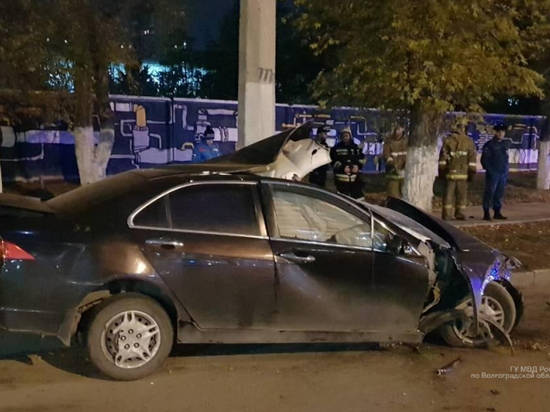 В Волгограде водитель иномарки погиб, врезавшись в столб