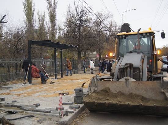 В трех районах Волгограда благоустраивают 32 остановки