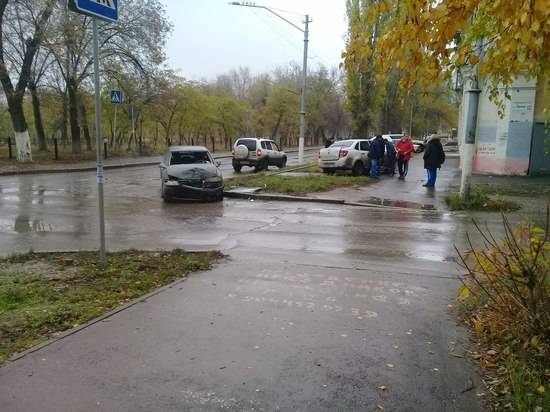 В Волгограде столкнулись две легковушки: одна машина улетела на обочину