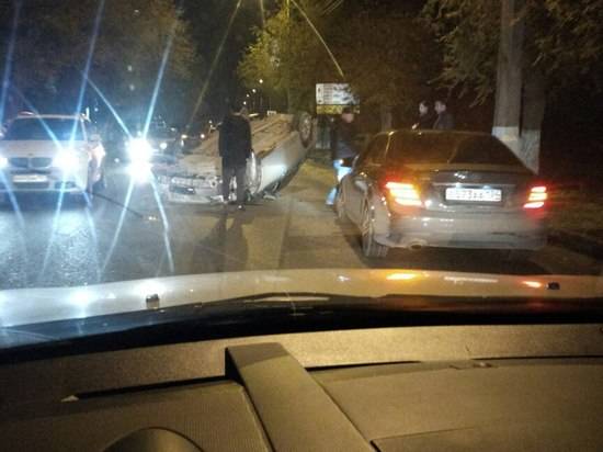 В Волгограде в результате ДТП опрокинулась иномарка