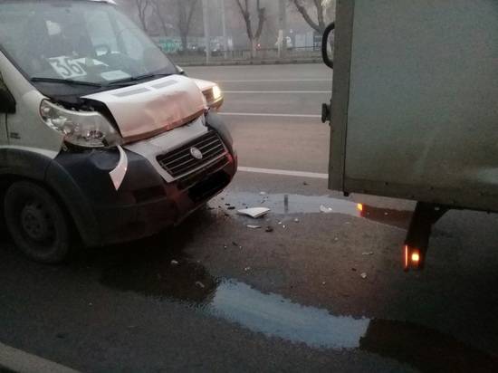 В центре Волгограда маршрутка с пассажирами врезалась в грузовую «Газель»