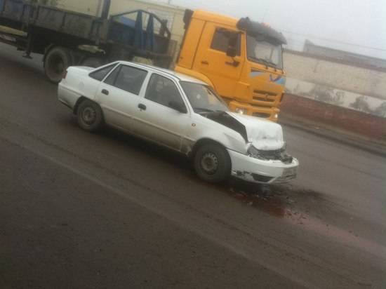 В Волгограде столкнулись КамАЗ и «Дэу Нексия»