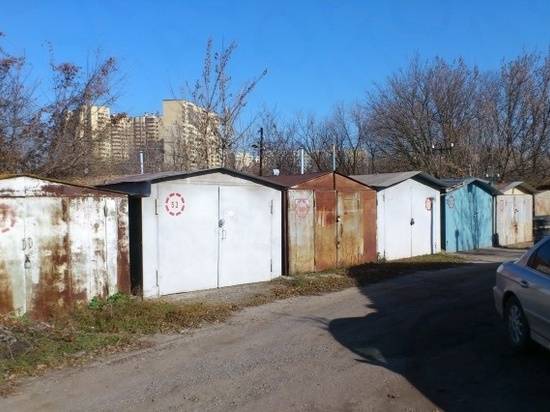 В Волгограде внедорожник без водителя переехал сторожку вместе со сторожем