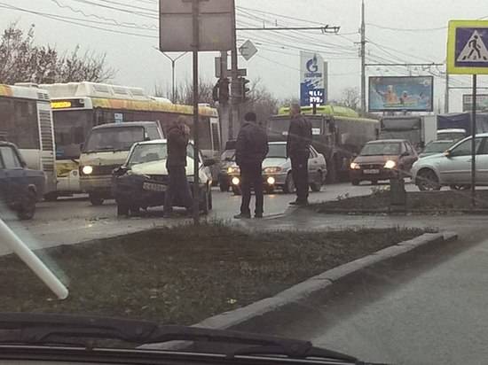 В Волгограде «Дэу Нексия» влетела в дорожный знак