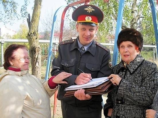 Волгоградские участковые принимают поздравления с праздником