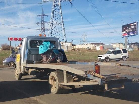 В Волгограде эвакуатор увез детскую коляску
