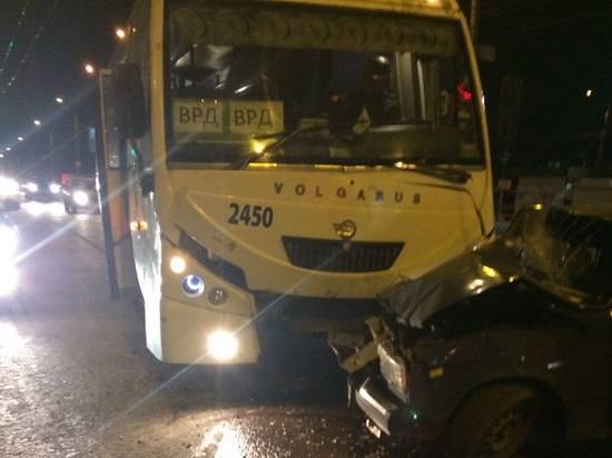 В Волгограде на «Старте» легковушка врезалась в автобус, превратившись в кусок железа