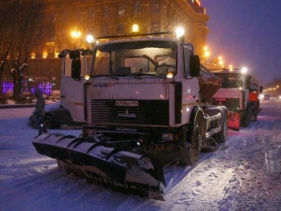 На дорогах Волгограда работает снегоуборочная техника