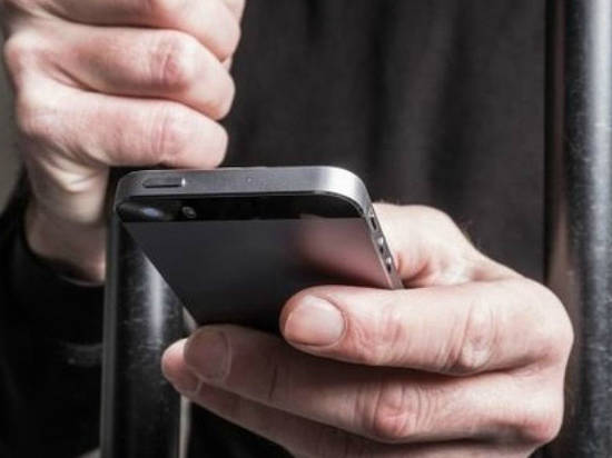В Волгограде работник СИЗО за взятку проносил заключенным телефоны
