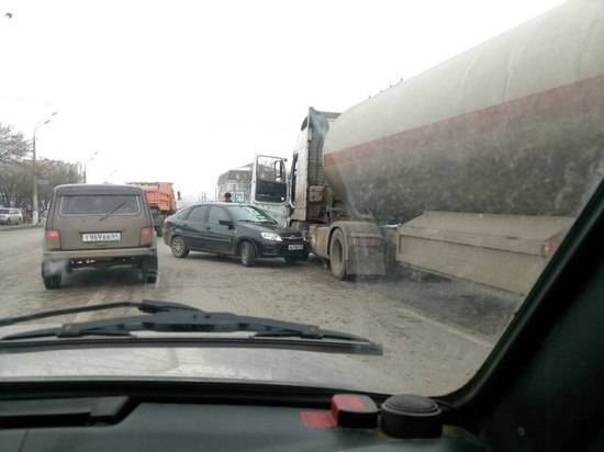 Прямо в бак: в Волгограде отечественная легковушка врезалась в фуру