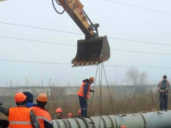 На изношенном канализационном коллекторе Красноармейского района устранили крупную течь