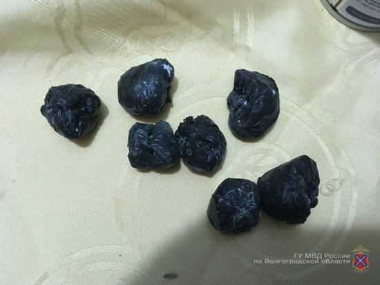 В Волжском у закладчика наркотиков нашли 7 свертков морфина