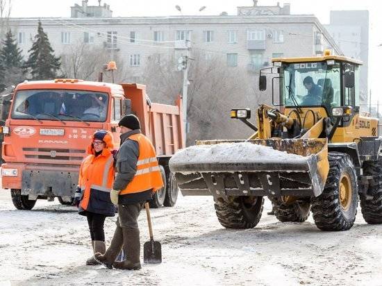 Ночью дороги Волгограда от снега очищали более 50 машин спецтехники