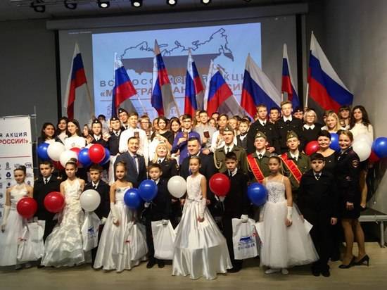 40 лучших школьников Волгоградской области получили паспорта