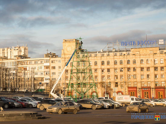 На площади Павших Борцов установлен каркас главной новогодней елки Волгограда