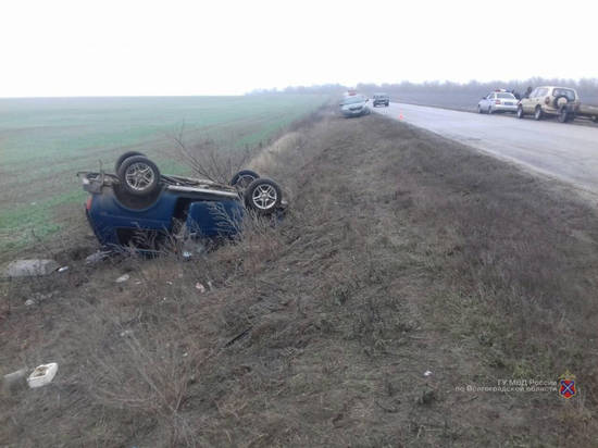 В разных районах Волгоградской области за один день опрокинулись два ВАЗа
