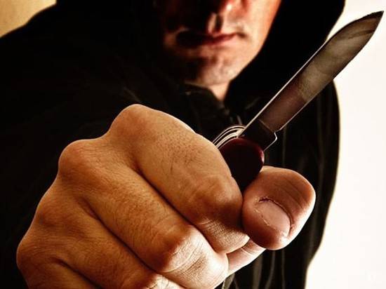 В Волжском 32-летний мужчина, угрожая ножом, требовал у матери деньги