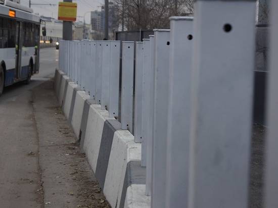 На Комсомольском мосту установили 1100 специальных стоек для защитных экранов