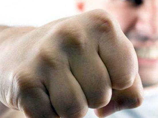 В Волжском жених утихомирил пьяного гостя сильным ударом в грудь