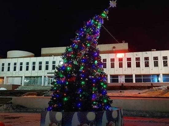 «Пизанская елка»: сильный ветер согнул новогоднее дерево в центре Городища