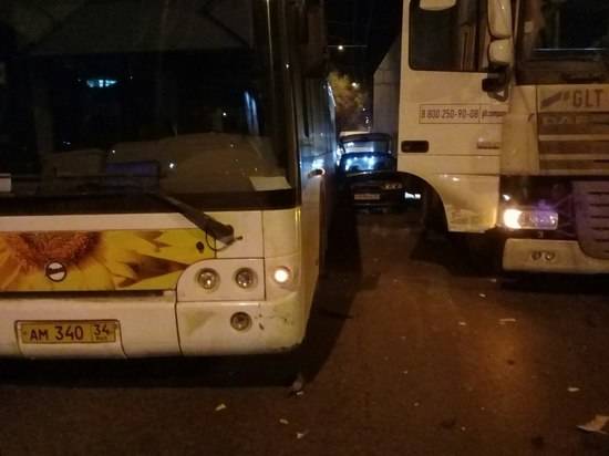 На юге Волгограда легковушку зажало между фурой и автобусом