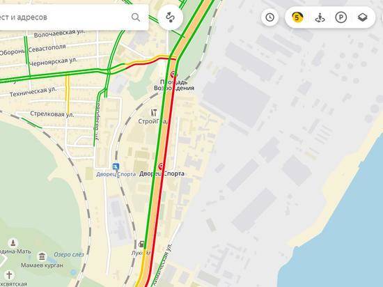 В Волгограде на Первой продольной машины встали в пробке