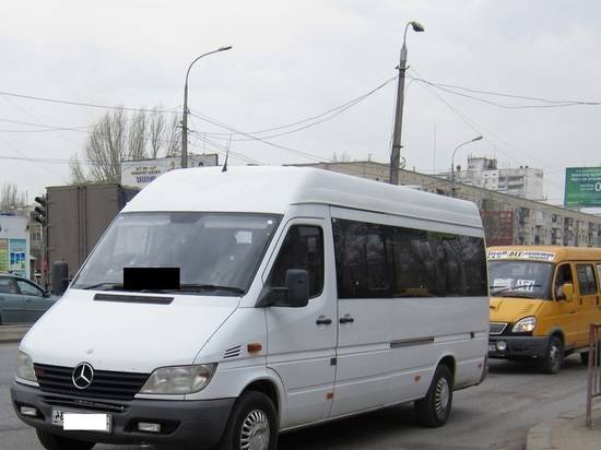 В Волгограде девушка вывалилась из дверей маршрутки № 36 прямо на дорогу