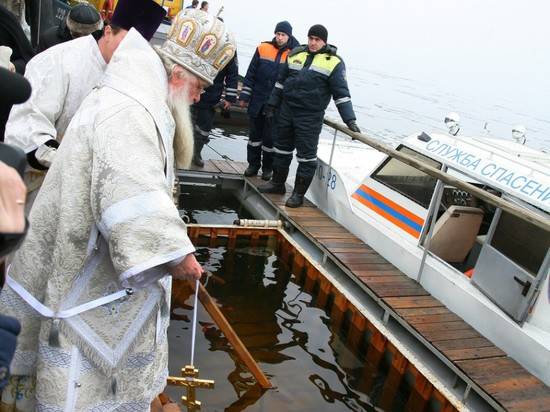 Волгоградские врачи рассказали, как правильно нырять в прорубь на Крещение
