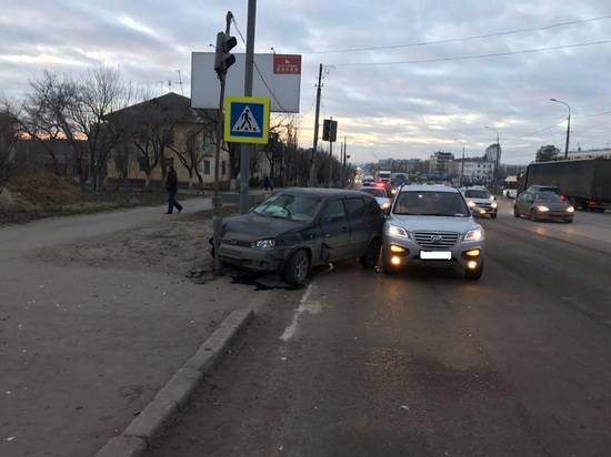 В Волгограде в ДТП с двумя легковушками пострадала 54-летняя женщина