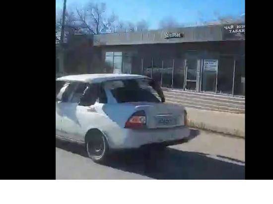 Волгоградец запечатлел на видео Lada Priora с двойной крышей