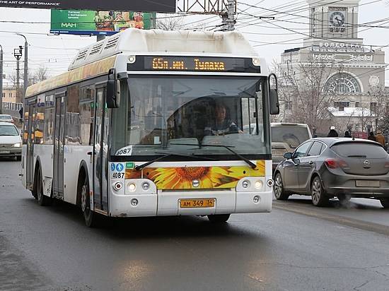 В Ворошиловском районе Волгограда автохам на «тойоте» подрезал автобус