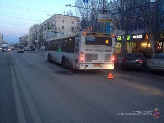 Волгоградский автобус, в котором упал пассажир, подрезала автоледи на дорогом кроссовере
