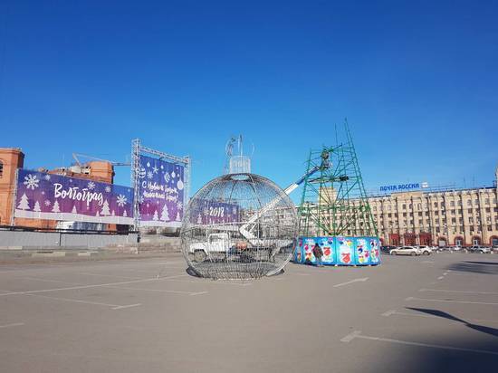Праздник окончен: на главной площади Волгограда разбирают новогоднюю елку