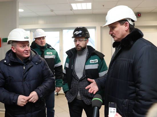 Андрей Бочаров начал осмотр маслоэкстракционного завода в Новоаннинском районе