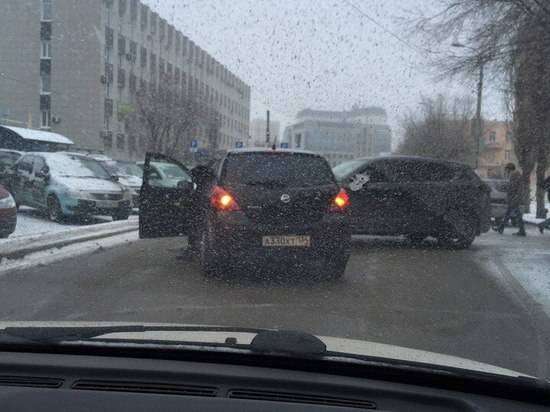 В Волгограде из-за ДТП машины встали на Коммунистической
