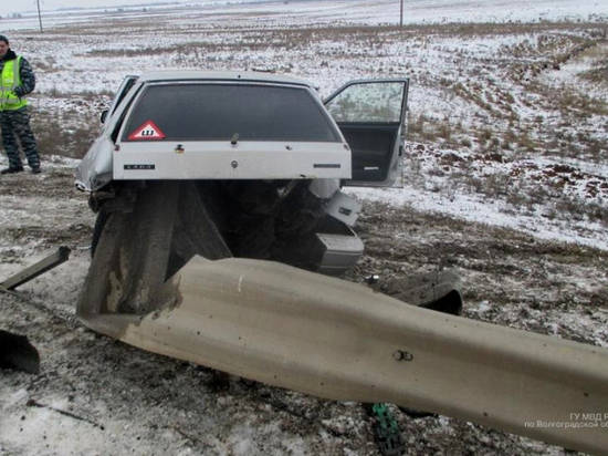 Под Волгоградом на скользкой дороге автоледи вылетела с дороги и повисла на отбойнике