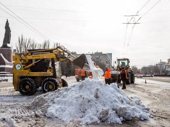 Последствия непогоды: 150 тонн снега вывезли с улиц Волгограда ночью