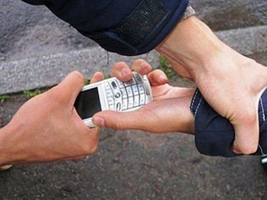 Мальчик, дай позвонить: в Камышине у 9-летнего ребенка украли телефон