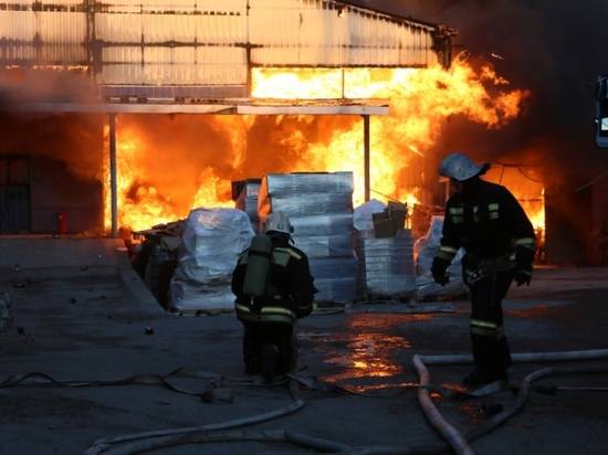 В Дзержинском районе Волгограда пожарные три часа тушили ангар