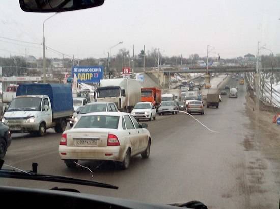 В Советском районе Волгограда автовоз собирает пробку