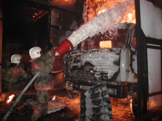 В Михайлове в ангаре сгорели два МАЗа