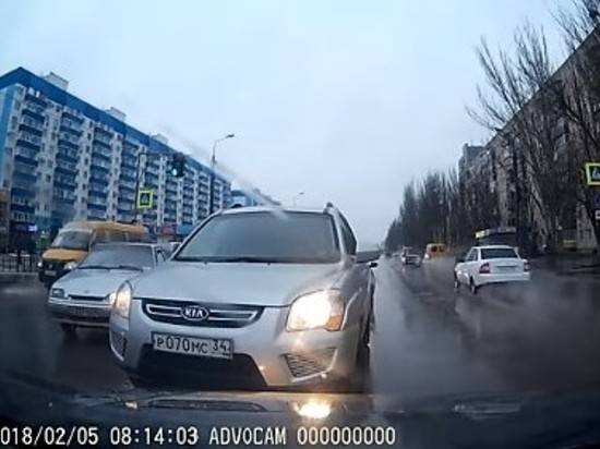 В Волжском принципиальный водитель не давал объехать место ДТП